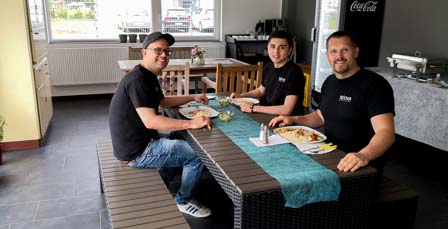 Teambildung der Medienagentur beim Mittagessen